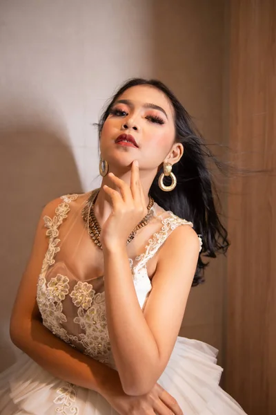 一位身穿白衣 一头黑头发的亚洲女人 夜晚在酒店房间里显得性感而优雅 — 图库照片