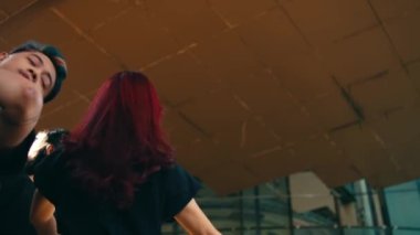 Bir grup Asyalı dansçı uçan kırmızı kumaşı yakalayıp gün boyunca onunla dans ediyor.