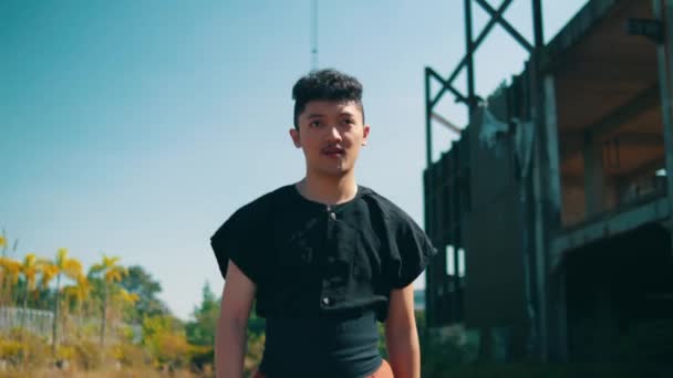 Asiatisk Man Som Springer Gammal Byggnad Med Ett Leende Och — Stockvideo