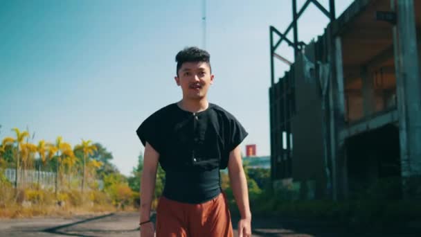 Ein Asiatischer Mann Läuft Einem Alten Gebäude Mit Einem Lächelnden — Stockvideo