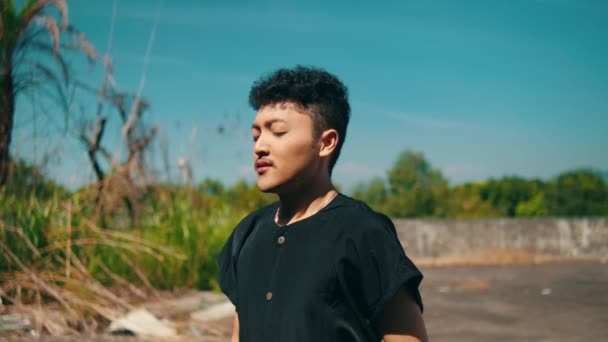 Ein Asiatischer Mann Macht Eine Pause Und Genießt Die Kühle — Stockvideo