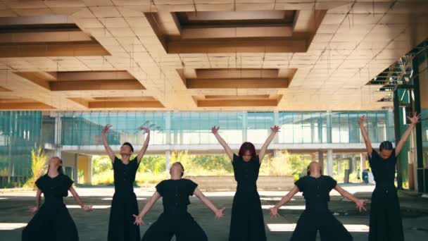 Grupp Asiatiska Män Svarta Kläder Dansar Med Händerna Och Full — Stockvideo