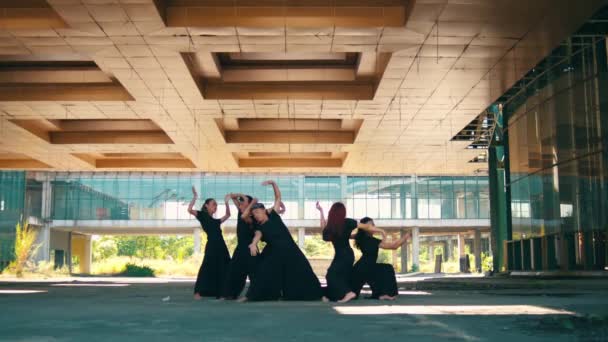 Eine Gruppe Asiatischer Männer Schwarzen Kostümen Tanzt Tagsüber Einen Zeitgenössischen — Stockvideo