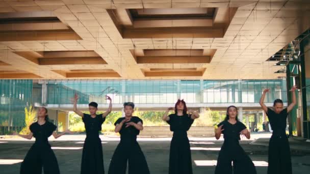 Група Азіатських Чоловіків Чорному Одязі Танцює Руками Сповнена Ентузіазму Під — стокове відео