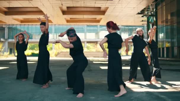 Группа Азиатских Танцоров Танцует Трупами Ящериц Черных Костюмах Течение Дня — стоковое видео