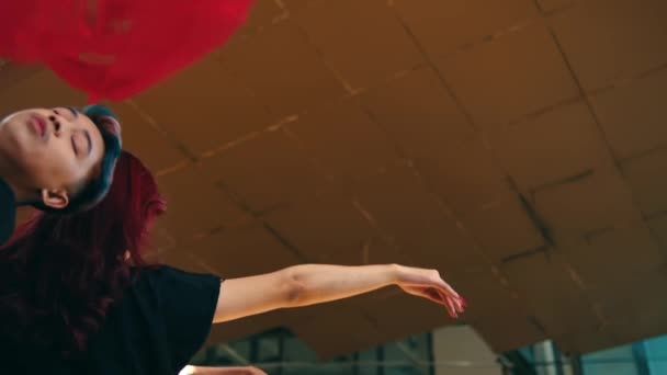 Grupp Asiatiska Dansare Fångar Den Flygande Röda Duken Och Dansar — Stockvideo