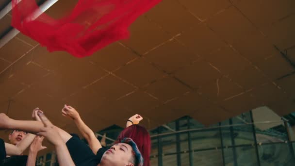Bir Grup Asyalı Dansçı Uçan Kırmızı Kumaşı Yakalayıp Gün Boyunca — Stok video
