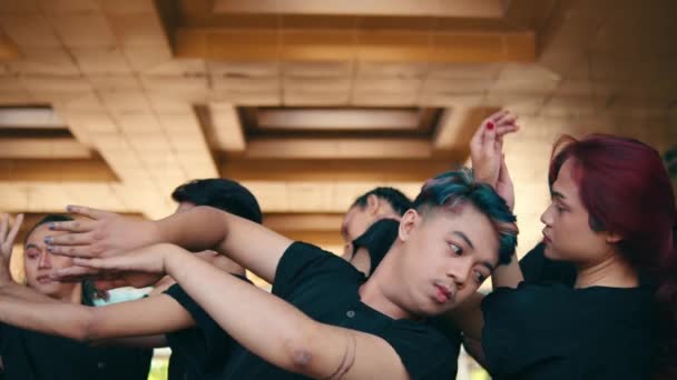 Grupa Tancerzy Indonezyjskich Tańczyć Szczęśliwie Pod Sufitem Budynku Ciągu Dnia — Wideo stockowe
