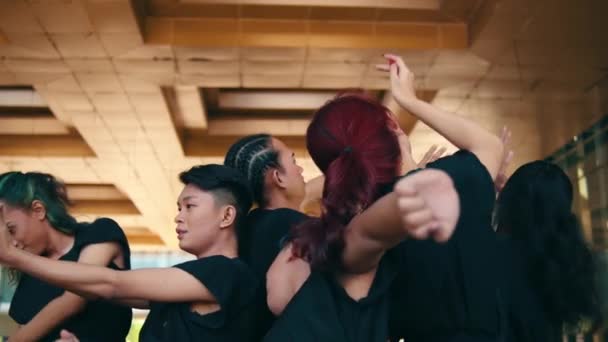 インドネシアのダンサーのグループは 日中の建物の天井の下で幸せに踊ります — ストック動画