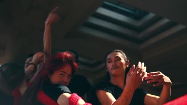 Grupp Asiatiska Dansare Dansar Med Röda Tyger Runt Sina Kroppar — Stockvideo