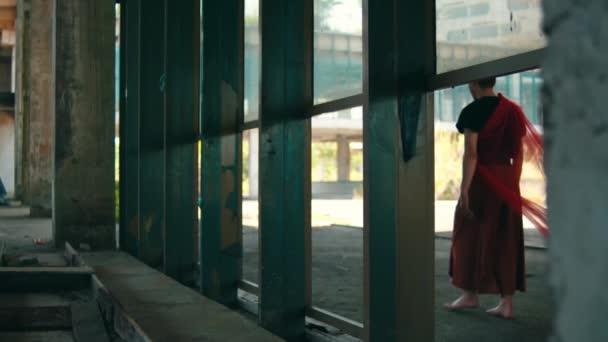 Uomo Asiatico Cammina Edificio Abbandonato Con Panno Rosso Appeso Giorno — Video Stock