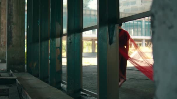 Азіатський Чоловік Ходить Покинутій Будівлі Червоною Тканиною Звисає Вдень — стокове відео