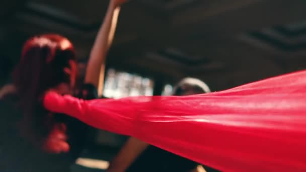 Gruppo Ballerini Asiatici Danza Con Legami Stoffa Rossa Intorno Loro — Video Stock