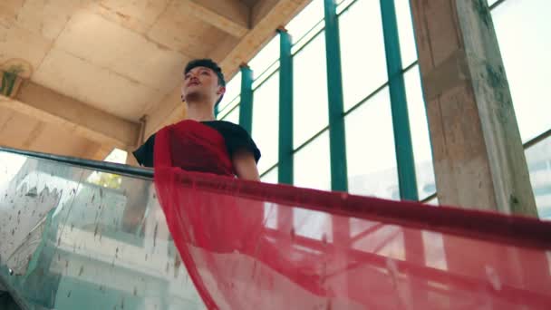Ein Asiatischer Mann Der Tagsüber Mit Einem Roten Tuch Seinen — Stockvideo