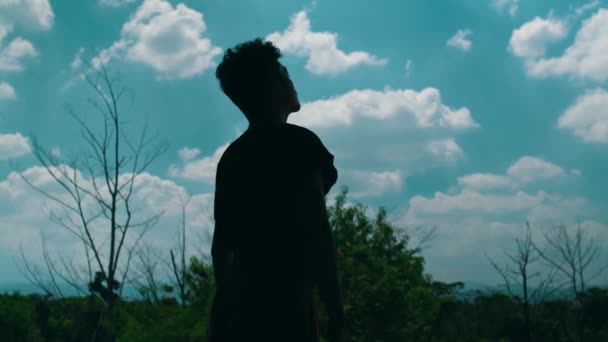 Silhouette Homme Asiatique Songeur Pensant Sur Fond Plein Nuages Ciel — Video