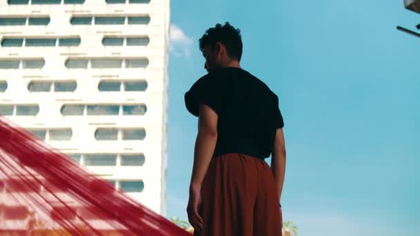 Homme Asiatique Debout Devant Bâtiment Avec Ciel Bleu Tissu Rouge — Video
