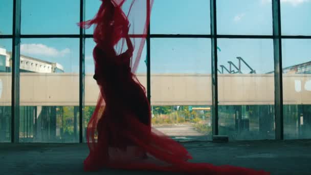 Asijský Muž Tančící Červenou Látkou Zakrývající Jeho Tělo Před Oknem — Stock video