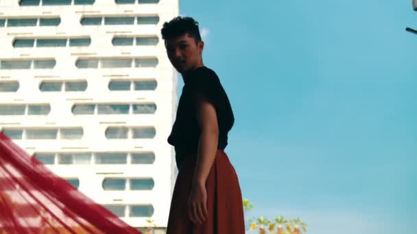 Hombre Asiático Pie Frente Edificio Con Cielo Azul Tela Roja — Vídeos de Stock