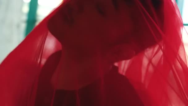 一名身穿红衣的亚裔男子 白天在窗前轻盈轻盈地跳着舞 — 图库视频影像