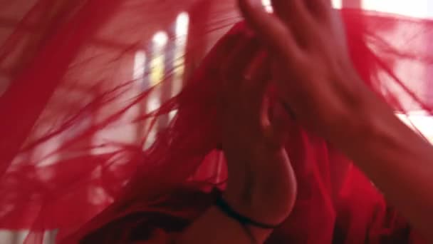 Hombre Asiático Paño Rojo Baila Con Cuerpo Ágil Ágil Delante — Vídeos de Stock