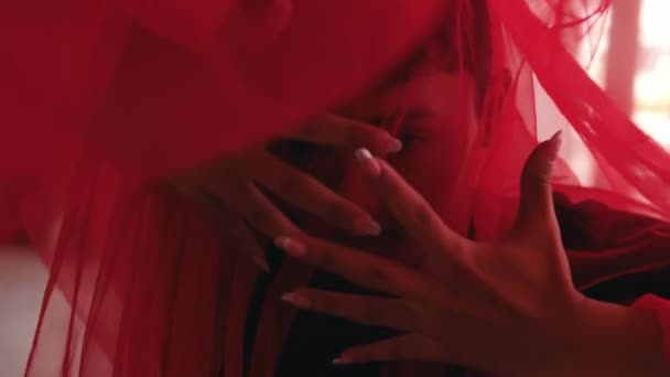 Ein Asiatischer Mann Rotem Tuch Tanzt Tagsüber Mit Geschmeidigem Und — Stockvideo