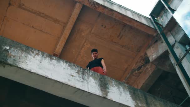 Asiatisk Man Står Betongkanten Byggnad Med Utsikt Ner Från Hög — Stockvideo