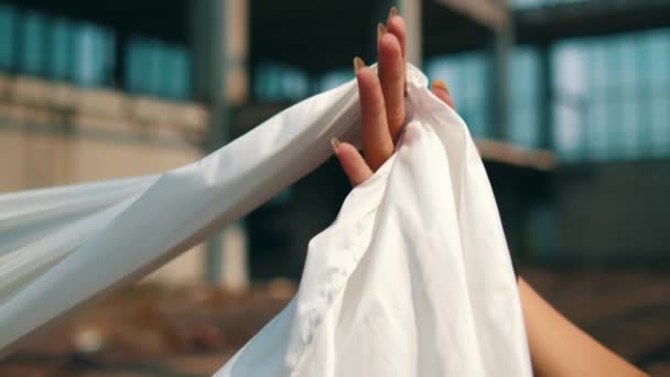 Homme Asiatique Lié Par Tissu Blanc Rouge Avec Visage Stressé — Video