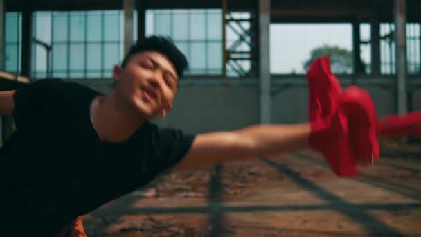 Hombre Asiático Atado Por Paño Blanco Rojo Con Rostro Estresado — Vídeos de Stock