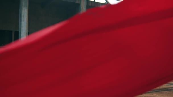 Кусок Красной Ткани Летает Над Землей Ветер Сильный Течение Дня — стоковое видео