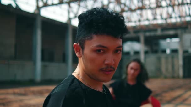 Asiatisk Man Med Ett Argt Och Sorgligt Uttryck När Han — Stockvideo