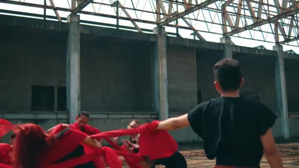 Een Groep Aziatische Mannen Spelen Met Rode Doek Touwen Met — Stockvideo