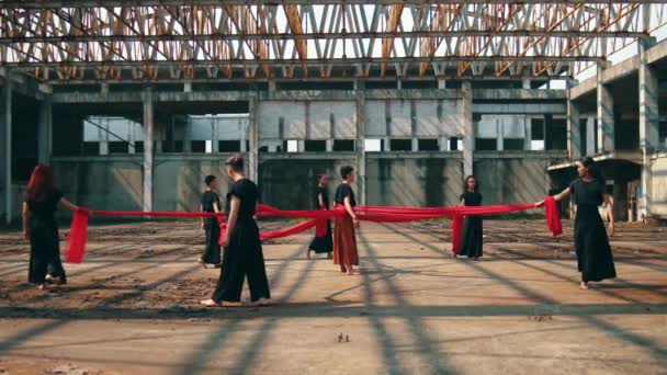 Bir Grup Asyalı Gün Boyunca Arkadaşlarıyla Kırmızı Ipli Bir Adamı — Stok video