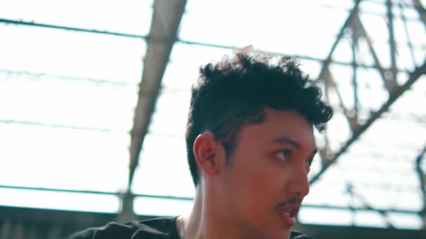Ein Asiatischer Mann Verfing Sich Einem Roten Seil Das Seinen — Stockvideo