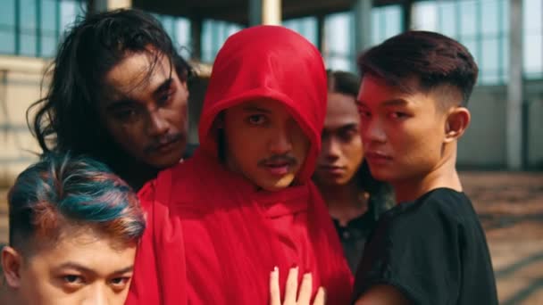 Группа Азиатских Мужчин Изображающих Злых Лиц Друзья Носят Красные Мантии — стоковое видео