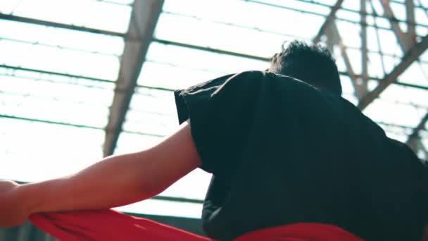 Ein Asiatischer Mann Verfing Sich Einem Roten Seil Das Seinen — Stockvideo