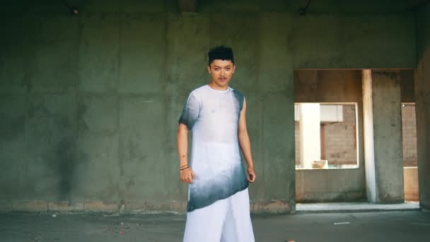 Азиатский Мужчина Развязывает Ткань Своем Теле Белой Одежде Старом Здании — стоковое видео