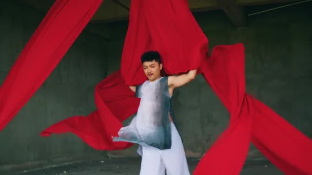 Азиатский Мужчина Играет Висит Красной Веревке Веселым Лицом Течение Дня — стоковое видео
