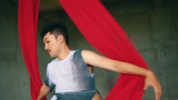 Hombre Asiático Bailando Con Paño Rojo Colgante Muy Ágil Enérgico — Vídeos de Stock