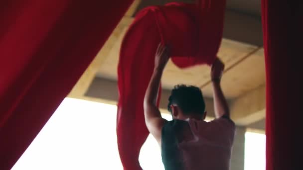 Азіатський Чоловік Грає Висить Червоної Мотузки Веселим Обличчям Протягом Дня — стокове відео