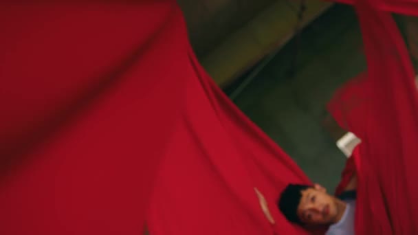 Homme Asiatique Dansant Avec Chiffon Rouge Suspendu Très Agile Énergique — Video
