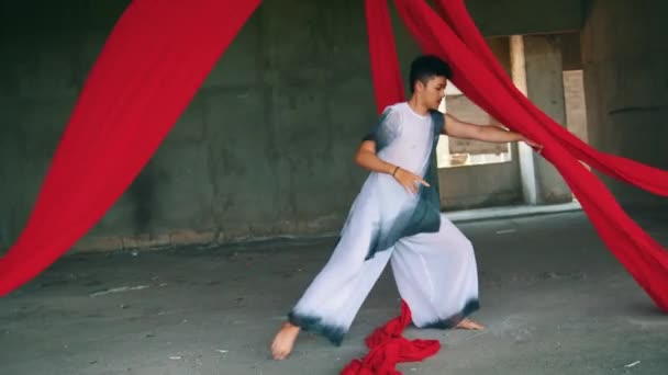 Hombre Asiático Jugando Colgando Una Cuerda Roja Con Una Cara — Vídeo de stock