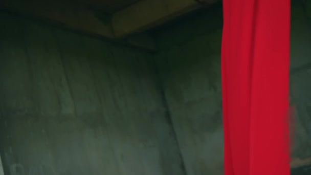 Asiatico Uomo Giocare Appeso Rosso Corda Con Allegro Faccia Durante — Video Stock
