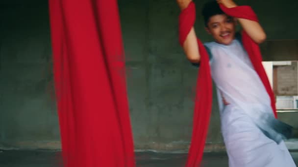 Uomo Asiatico Che Balla Con Panno Rosso Appeso Molto Agile — Video Stock