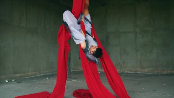 亚洲人在玩 白天挂在红绳上 脸上洋溢着欢乐的表情 — 图库视频影像