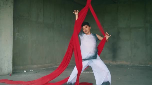 Asiatisk Man Dansar Med Hängande Röd Trasa Mycket Smidig Och — Stockvideo