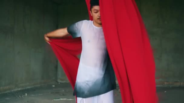 Asijský Muž Hraje Visí Červeném Laně Veselou Tváří Během Dne — Stock video