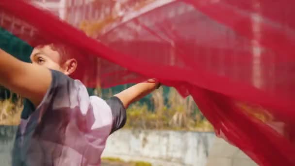 Asyalı Bir Adam Elinde Kırmızı Bir Bezle Koşar Rüzgar Öğleyin — Stok video