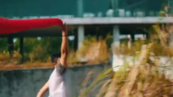 Uomo Asiatico Corre Con Panno Rosso Sventola Dietro Lui Molto — Video Stock