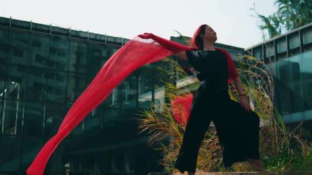 Siyah Elbiseli Bir Asyalı Öğleden Sonra Rüzgarda Uçuşan Kırmızı Bir — Stok video
