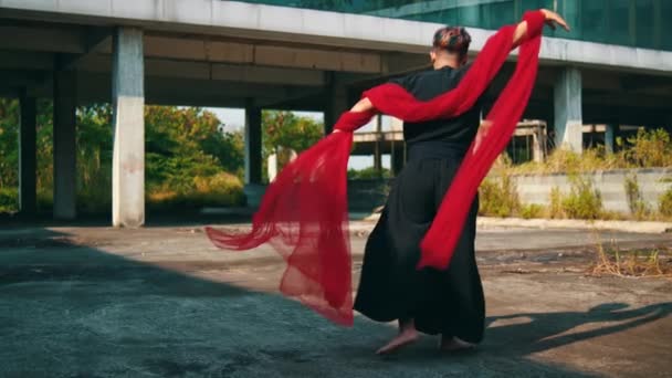 Азиатский Мужчина Бежит Танцует Красным Шарфом Теле Который Летит Ветру — стоковое видео